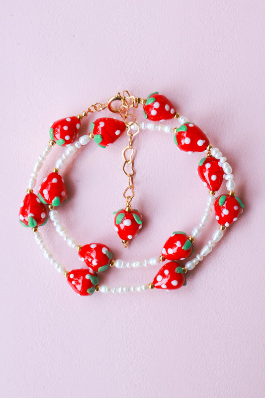 Necklace with glass strawberry-shaped beads and natural pearls
